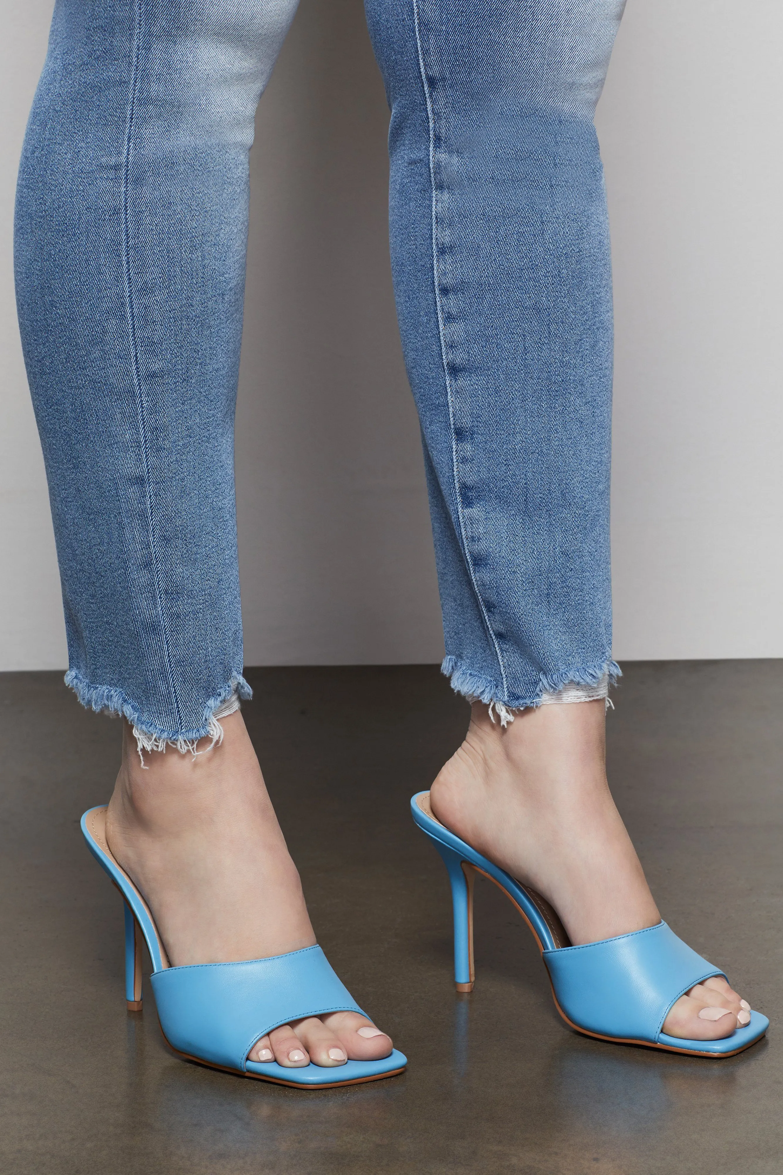 GOOD CURVE SKINNY CROP CHEWED HEM | BLUE440