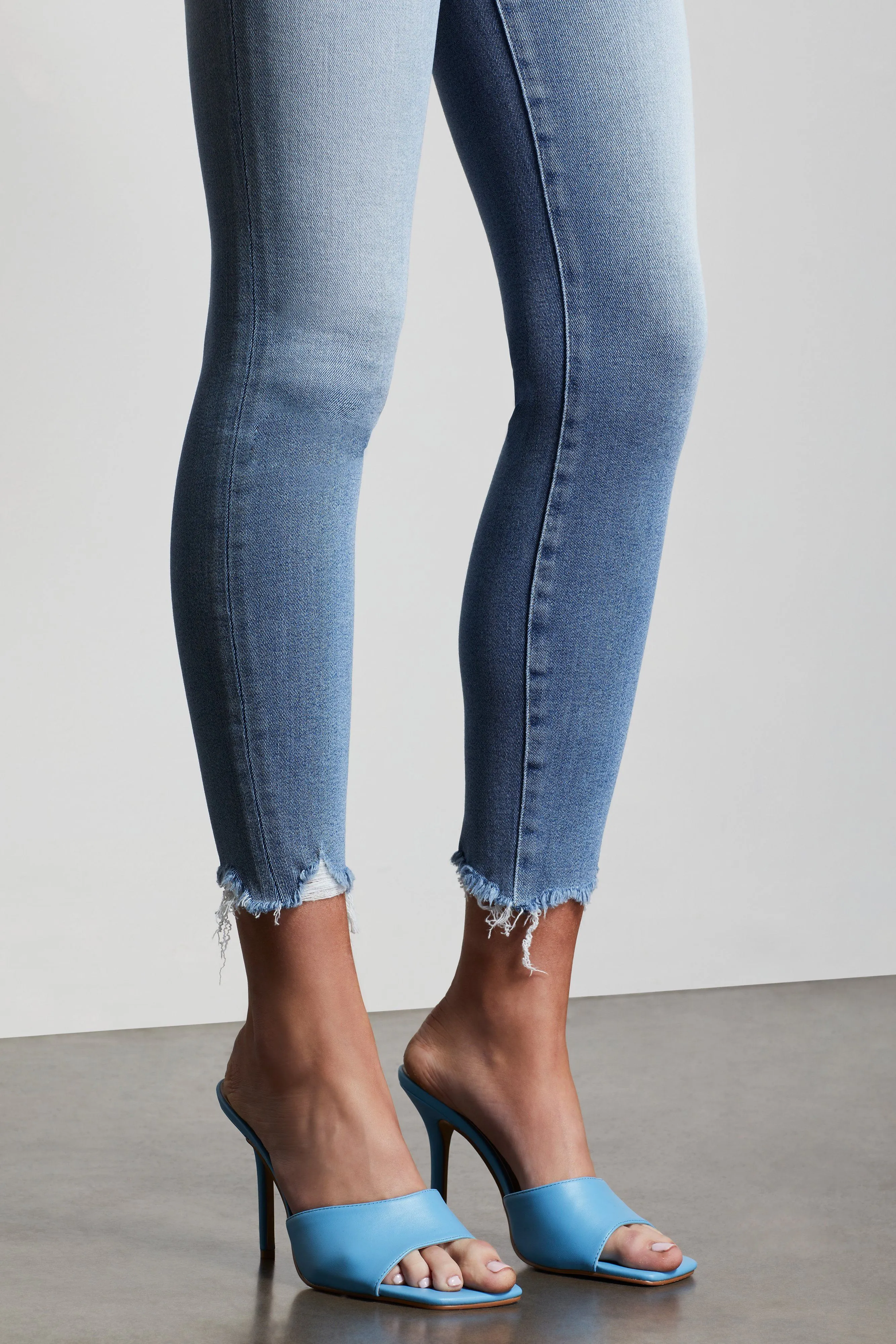 GOOD CURVE SKINNY CROP CHEWED HEM | BLUE440